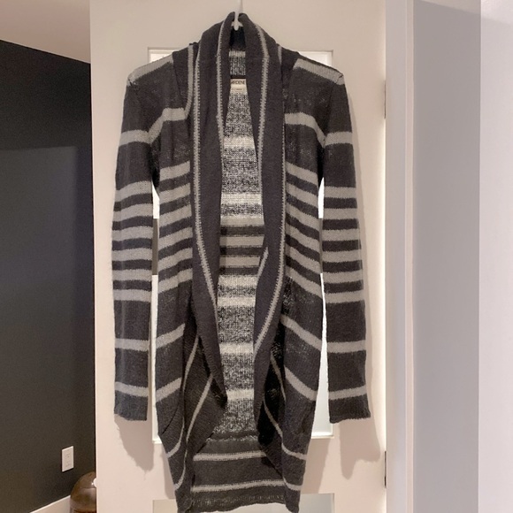 Ardene soft sweater. Dark and light grey. Shoulder to length in the back 35 in - Picture 1 of 5